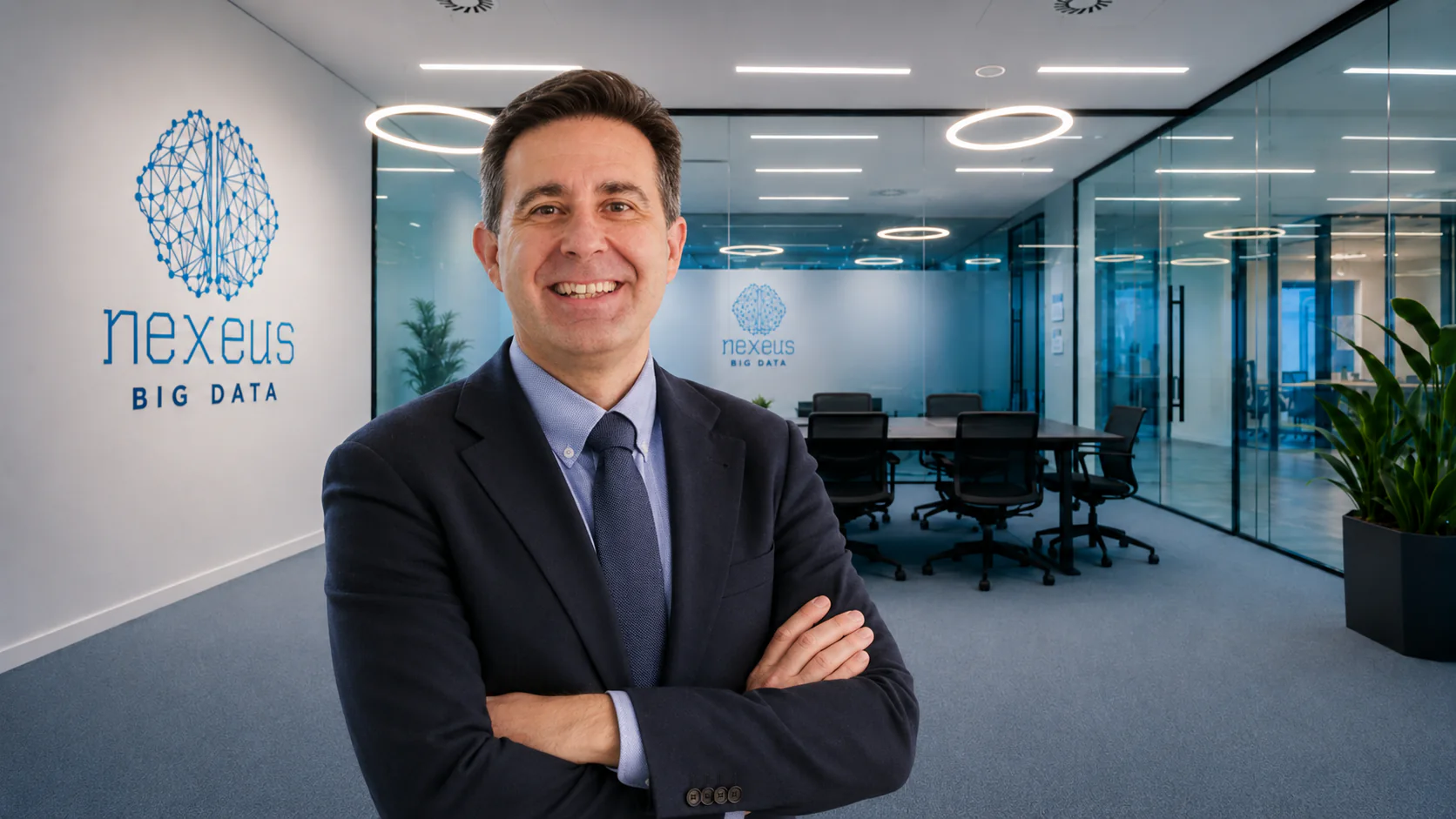 Manuel Albeza Guijarro en la sala de reuniones de Nexeus Big Data